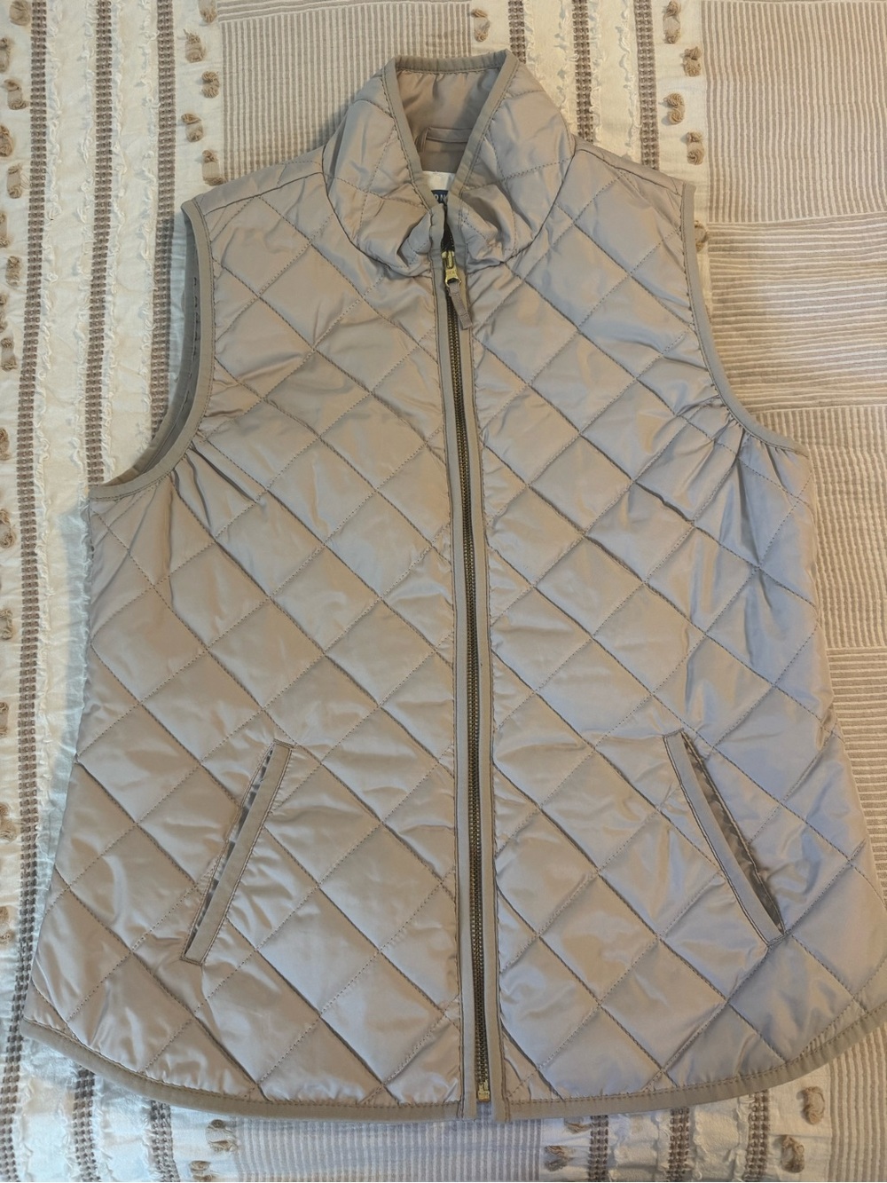 Old Navy Quilted Sleeveless Vest in Light Taupe